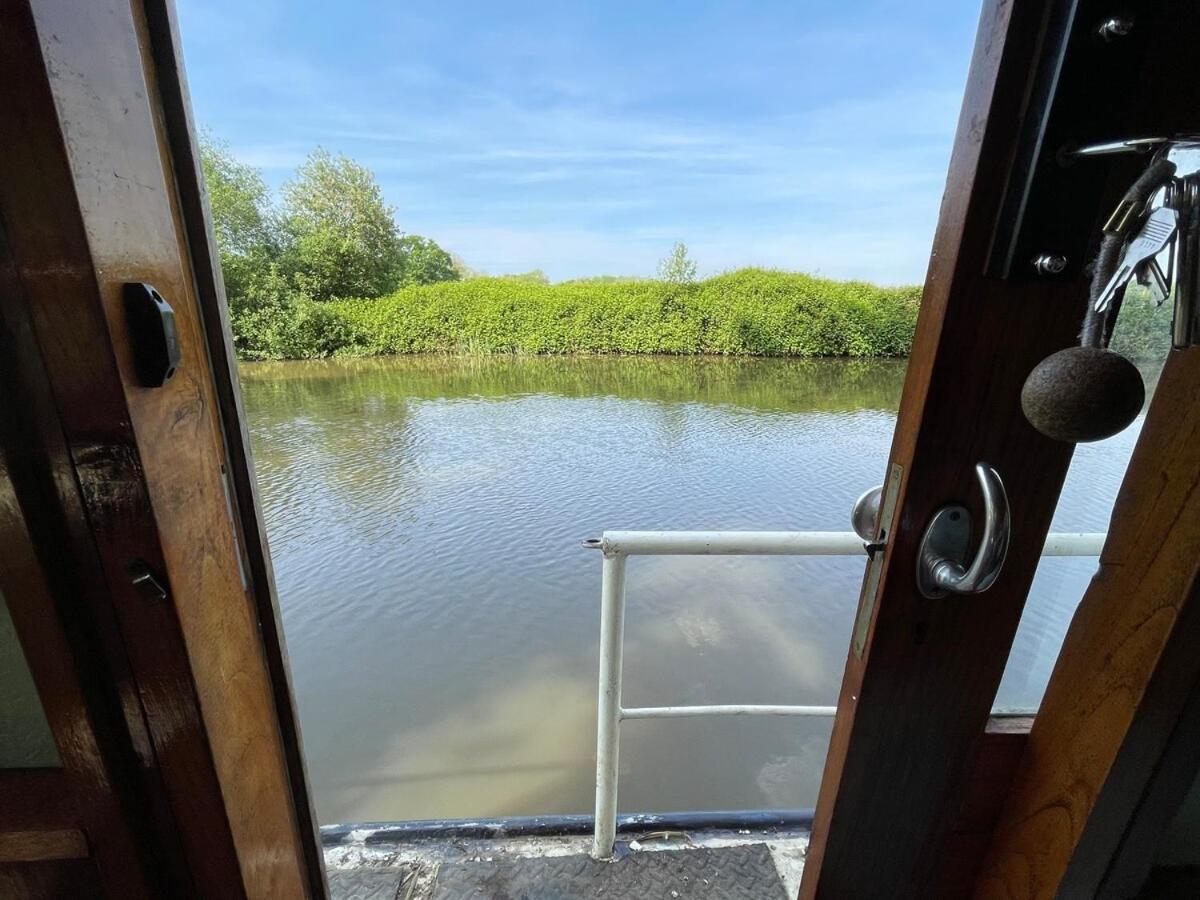Dutch Cruiser Ship On A Tranquil Secluded River Tonbridge Exterior photo