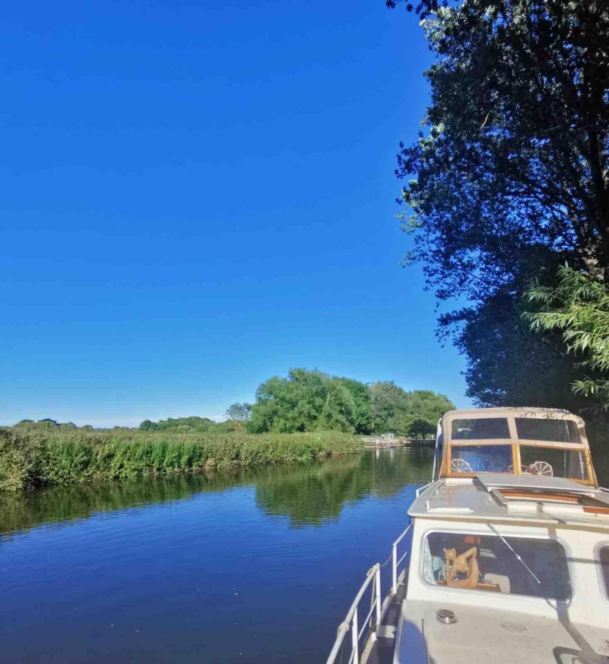 Dutch Cruiser Ship On A Tranquil Secluded River Tonbridge Exterior photo