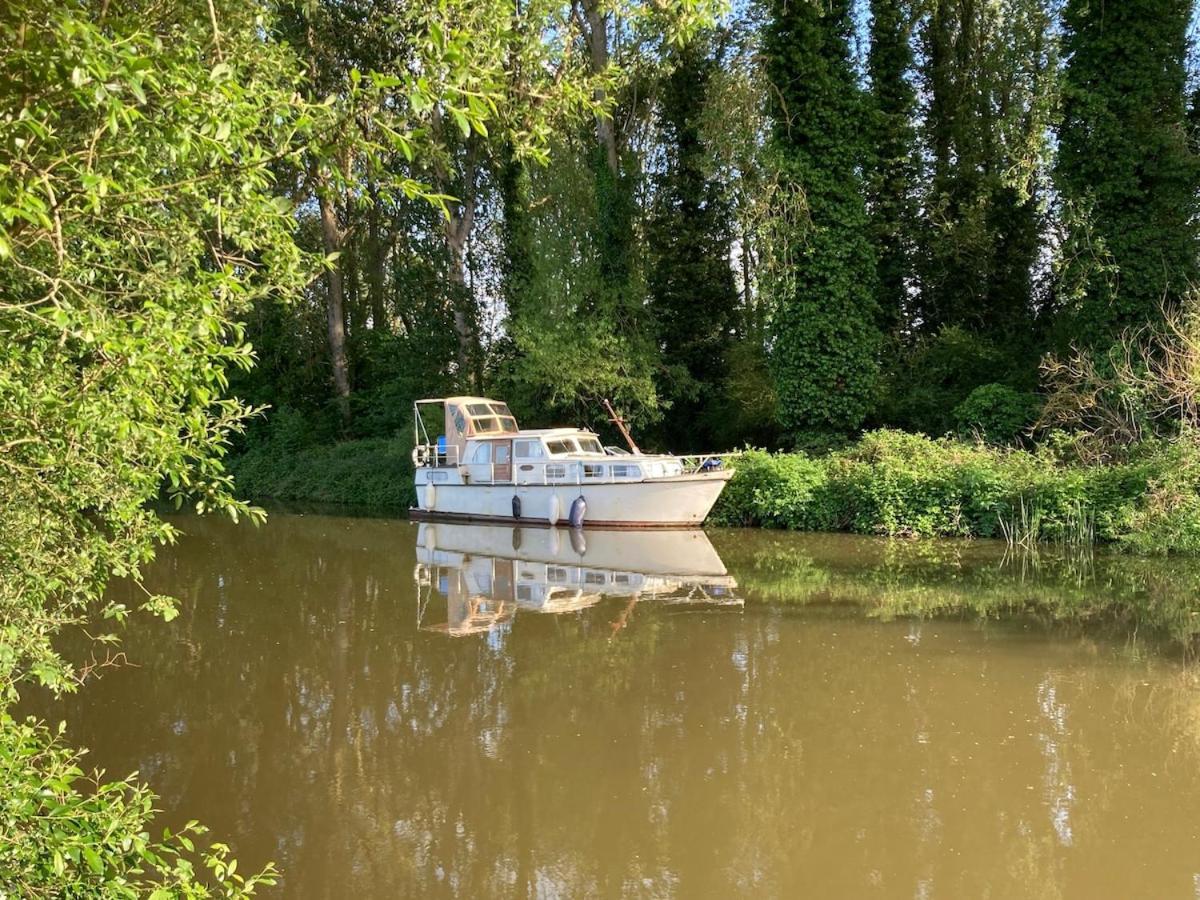 Dutch Cruiser Ship On A Tranquil Secluded River Tonbridge Exterior photo