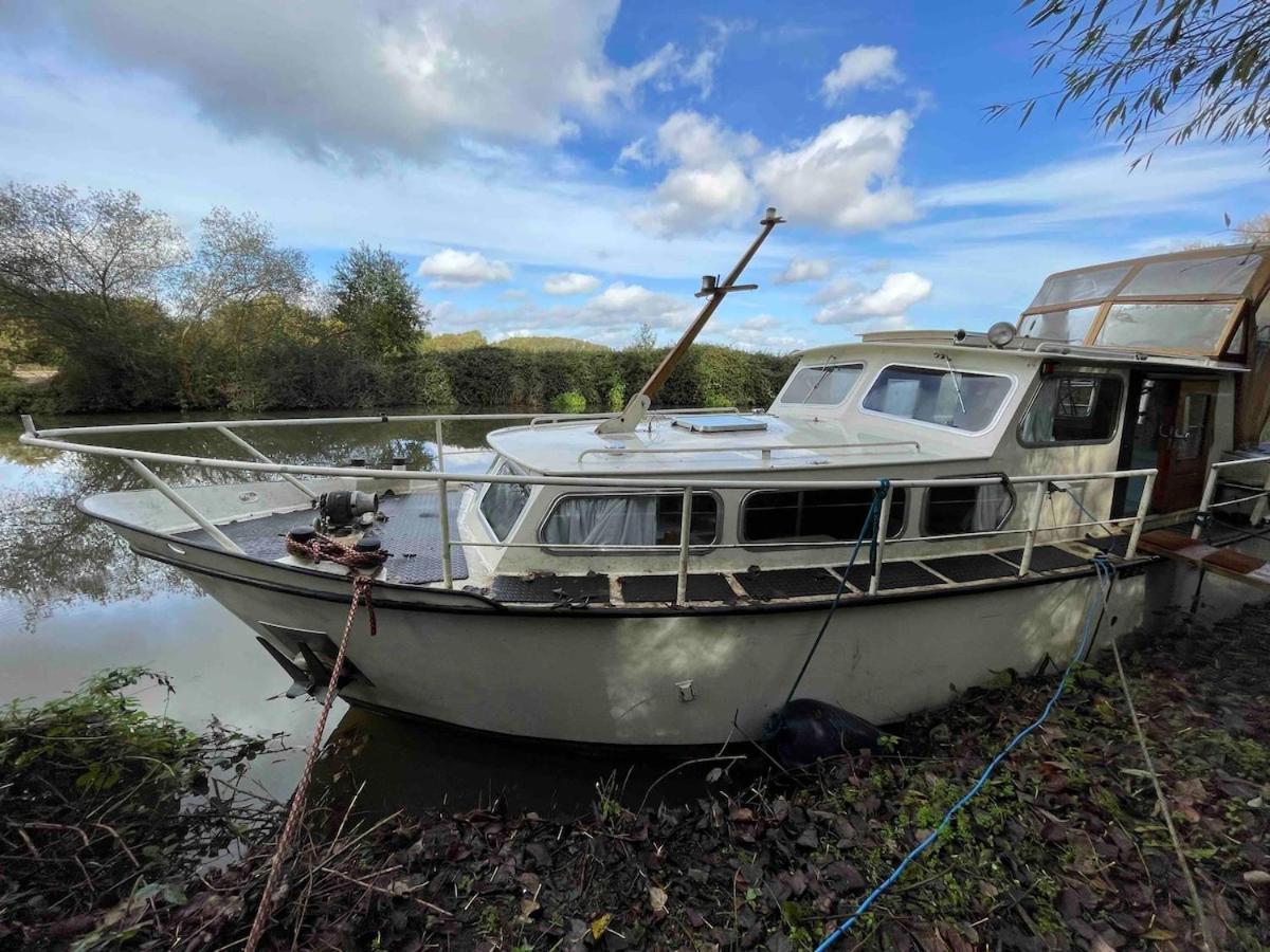 Dutch Cruiser Ship On A Tranquil Secluded River Tonbridge Exterior photo