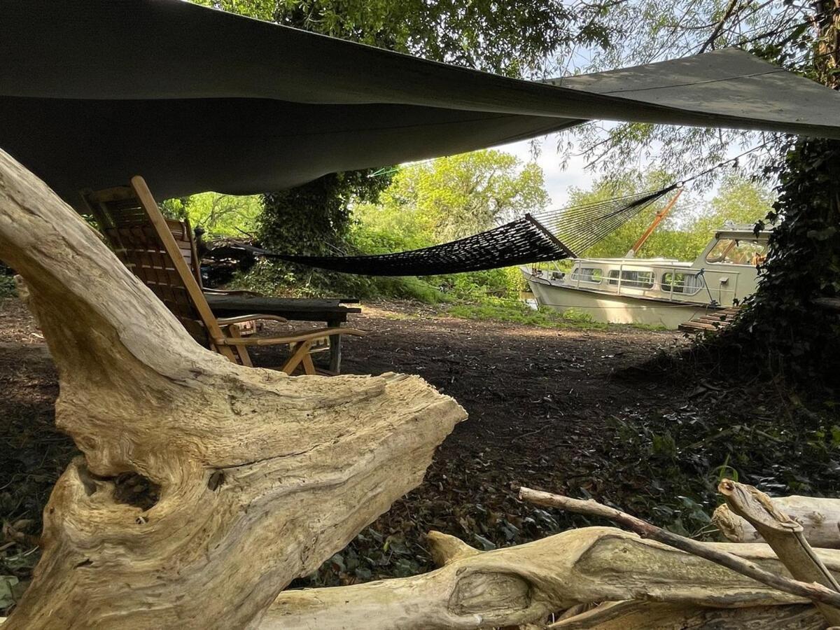 Dutch Cruiser Ship On A Tranquil Secluded River Tonbridge Exterior photo