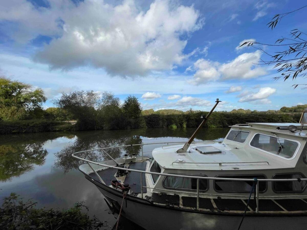 Dutch Cruiser Ship On A Tranquil Secluded River Tonbridge Exterior photo