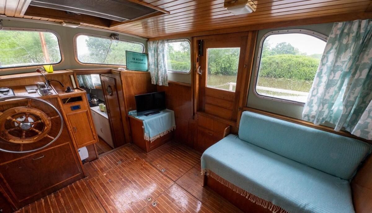 Dutch Cruiser Ship On A Tranquil Secluded River Tonbridge Exterior photo