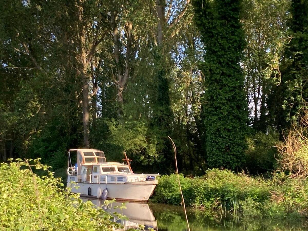 Dutch Cruiser Ship On A Tranquil Secluded River Tonbridge Exterior photo