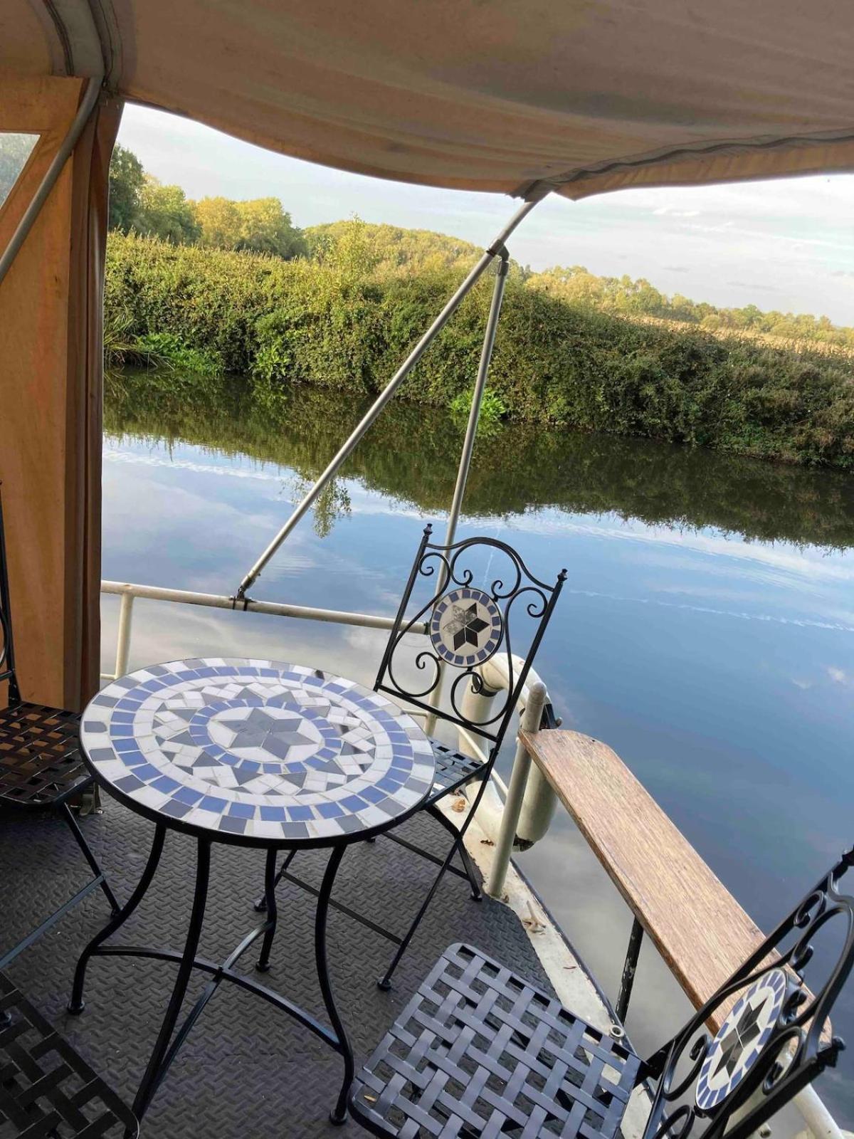 Dutch Cruiser Ship On A Tranquil Secluded River Tonbridge Exterior photo